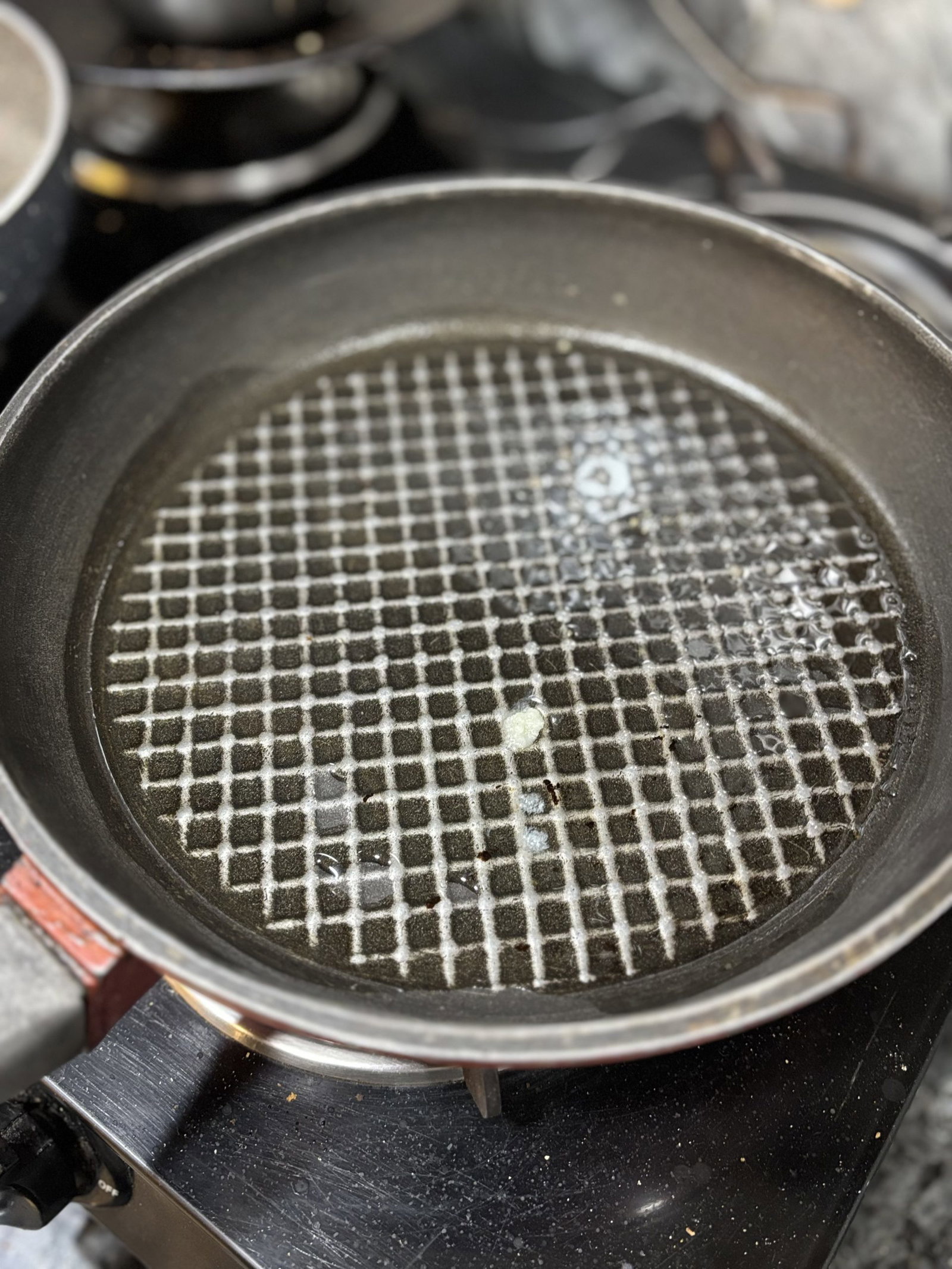 Heat a grill pan over medium heat and brush lightly with oil.
