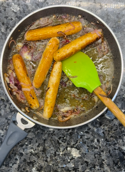 Return bratwurst to the skillet to simmer in the beer